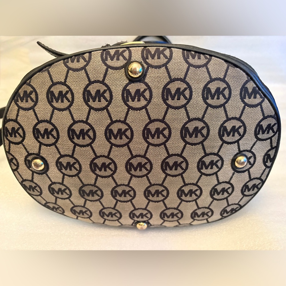 Michael Kors Signature Logo Bucket Tote | Belted Silhouette - Picture 13 of 16
